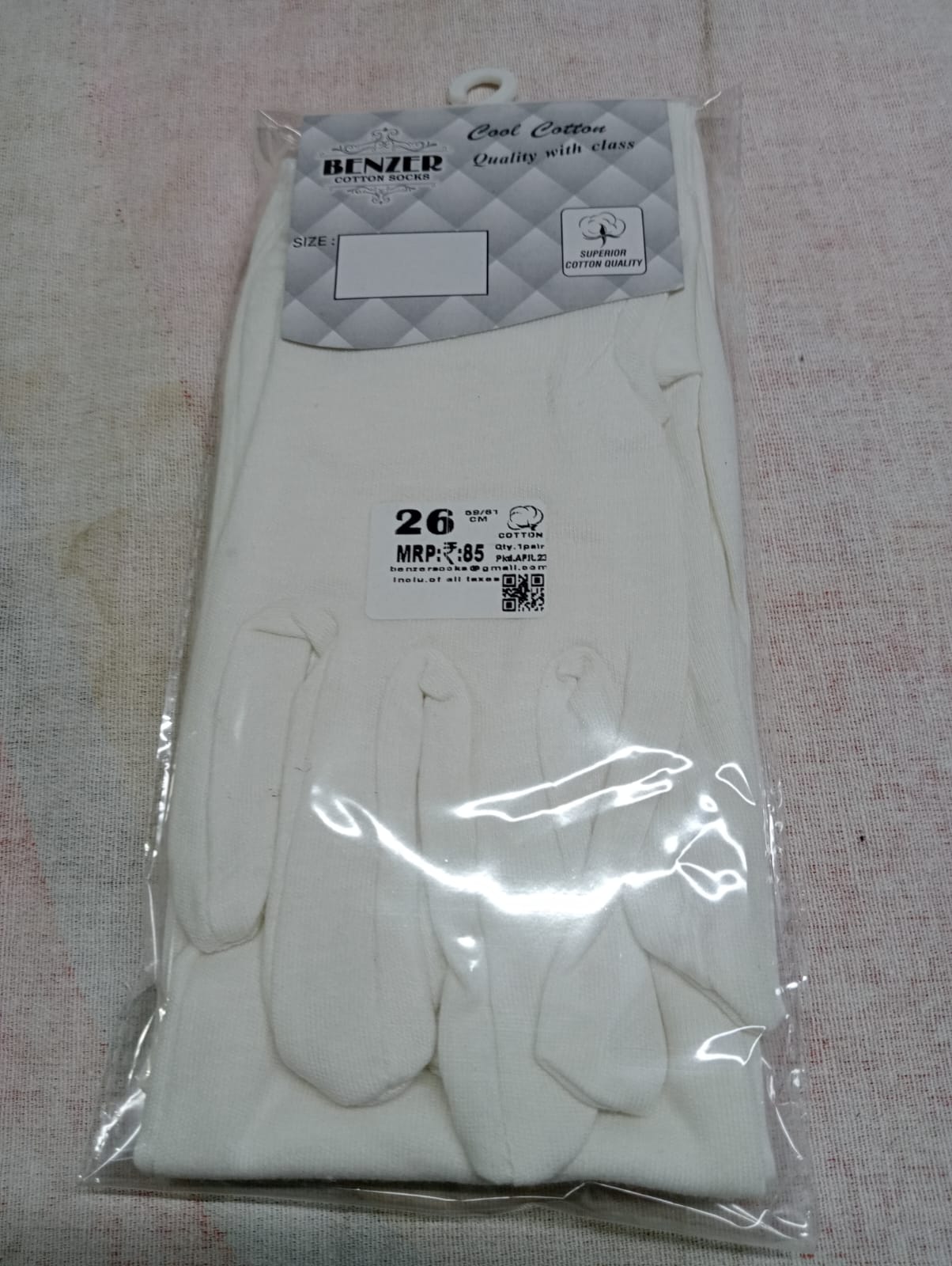 L WHITE HAND GLOVES